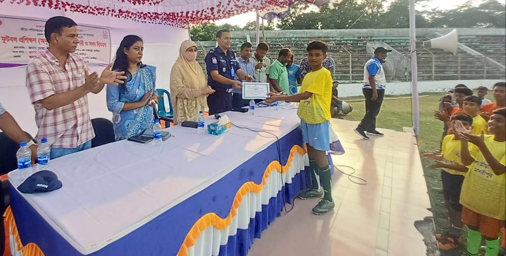 মাদারীপুরে মাসব্যাপী ফুটবল প্রশিক্ষণার্থীদের মাঝে সনদ বিতরণ